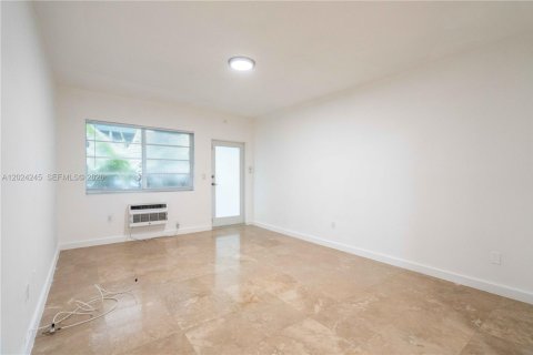 Снять в аренду квартиру в Майами-Бич, Флорида 41.81м2, № 2184081 - фото 2