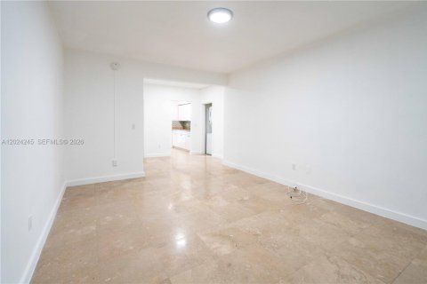 Снять в аренду квартиру в Майами-Бич, Флорида 41.81м2, № 2184081 - фото 3