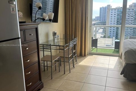 Condominio en venta en Sunny Isles Beach, Florida, 33.44 m2 № 1836229 - foto 2