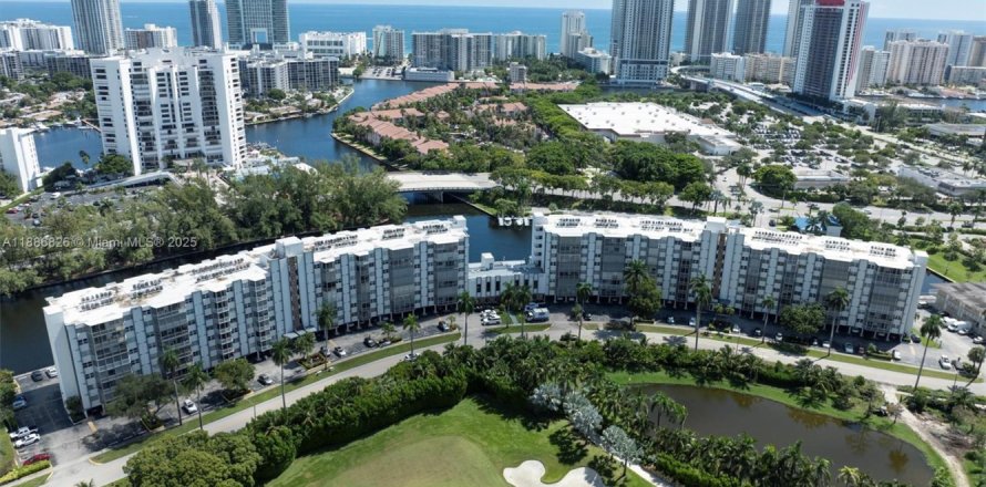Condominio en Hallandale Beach, Florida, 1 dormitorio № 1944264