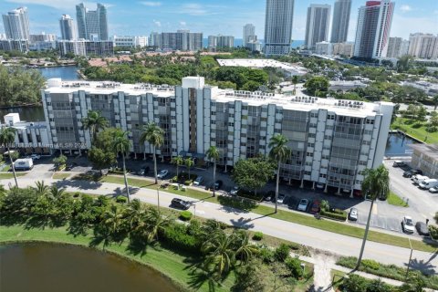 Condominio en venta en Hallandale Beach, Florida, 1 dormitorio, 78.97 m2 № 1944264 - foto 25