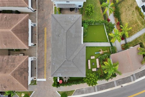 House in Doral, Florida 3 bedrooms, 192.12 sq.m. № 1893154 - photo 12