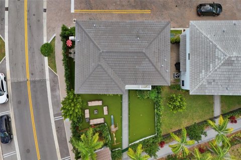 House in Doral, Florida 3 bedrooms, 192.12 sq.m. № 1893154 - photo 11
