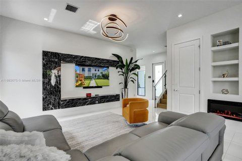 House in Doral, Florida 3 bedrooms, 192.12 sq.m. № 1893154 - photo 15