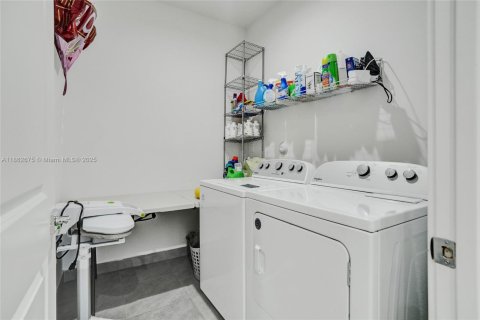 House in Doral, Florida 3 bedrooms, 192.12 sq.m. № 1893154 - photo 30