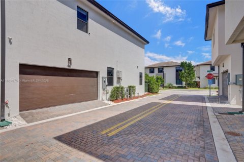 House in Doral, Florida 3 bedrooms, 192.12 sq.m. № 1893154 - photo 10