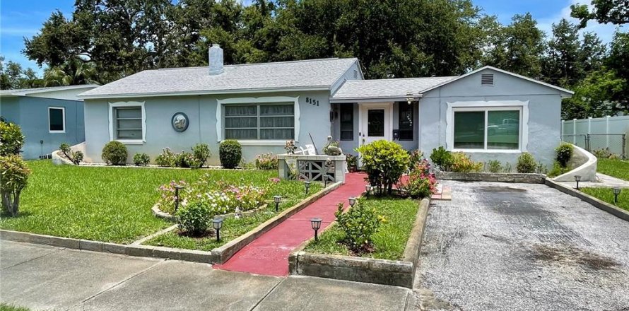 House in Saint Petersburg, Florida 3 bedrooms, 111.76 sq.m. № 1822979