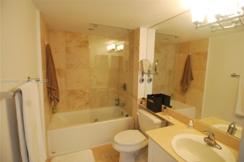 Condo in Miami Beach, Florida, 1 bedroom  № 2067835 - photo 4
