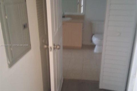 Condo in Hollywood, Florida, 2 bedrooms  № 1995568 - photo 11