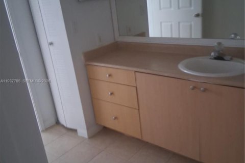 Condo in Hollywood, Florida, 2 bedrooms  № 1995568 - photo 19