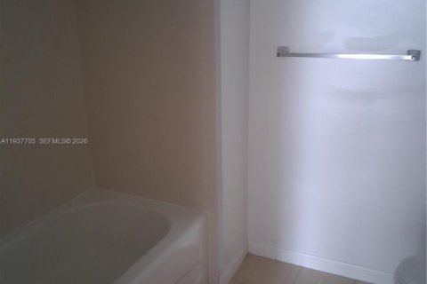 Condo in Hollywood, Florida, 2 bedrooms  № 1995568 - photo 23