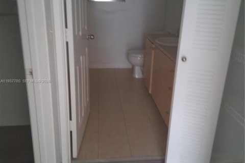 Condo in Hollywood, Florida, 2 bedrooms  № 1995568 - photo 17