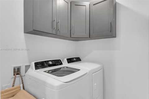 Villa ou maison à vendre à North Miami, Floride: 3 chambres, 197.05 m2 № 2056567 - photo 25