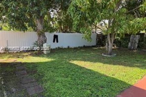House in North Miami Beach, Florida 2 bedrooms, 109.44 sq.m. № 1998331 - photo 3