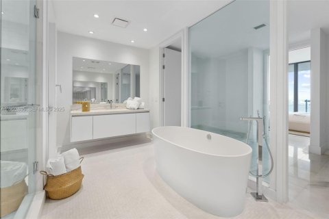Снять в аренду кондоминиум в Майами, Флорида 2 спальни, 218.04м2, № 2082805 - фото 14