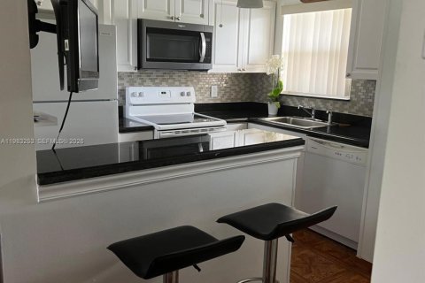 Condo in Sunrise, Florida, 2 bedrooms  № 2050013