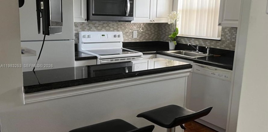 Condo in Sunrise, Florida, 2 bedrooms  № 2050013