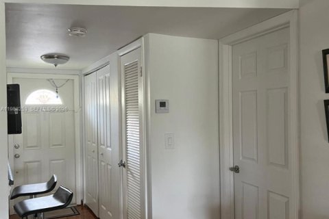 Condo in Sunrise, Florida, 2 bedrooms  № 2050013 - photo 2