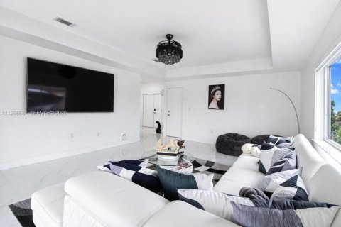 Купить виллу или дом в Майами, Флорида 4 спальни, 242.66м2, № 2060555 - фото 13