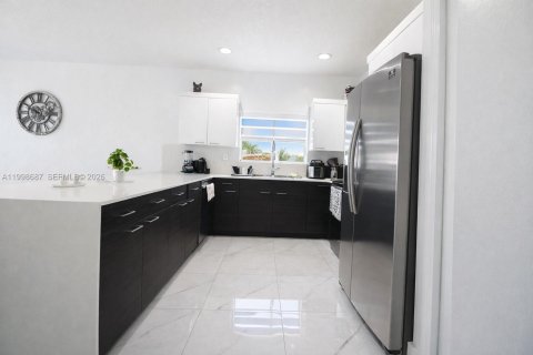 Купить виллу или дом в Майами, Флорида 4 спальни, 242.66м2, № 2060555 - фото 16