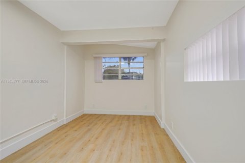 House in Hollywood, Florida 4 bedrooms, 121.7 sq.m. № 2011032 - photo 14