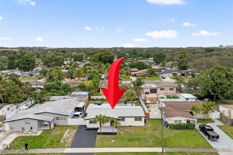 House in Hollywood, Florida 4 bedrooms, 121.7 sq.m. № 2011032 - photo 24