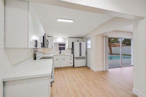 House in Hollywood, Florida 4 bedrooms, 121.7 sq.m. № 2011032 - photo 28