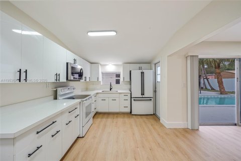 House in Hollywood, Florida 4 bedrooms, 121.7 sq.m. № 2011032 - photo 6