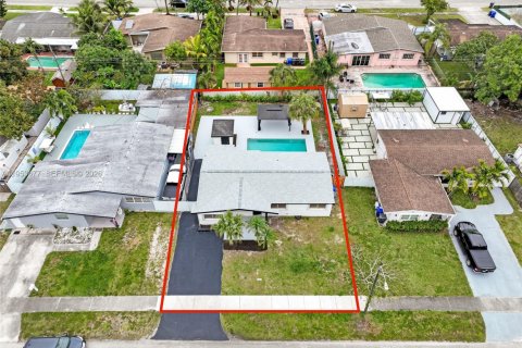 House in Hollywood, Florida 4 bedrooms, 121.7 sq.m. № 2011032 - photo 25