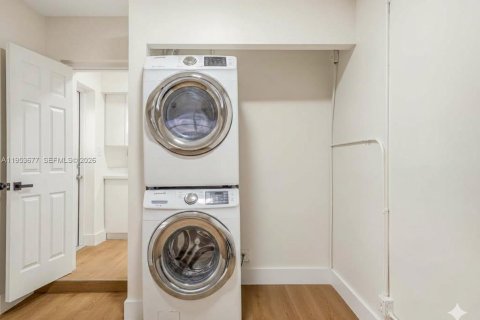 House in Hollywood, Florida 4 bedrooms, 121.7 sq.m. № 2011032 - photo 15