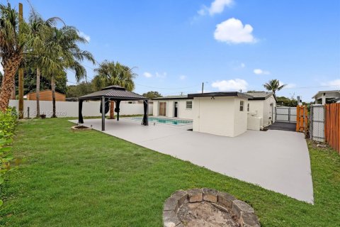 House in Hollywood, Florida 4 bedrooms, 121.7 sq.m. № 2011032 - photo 21