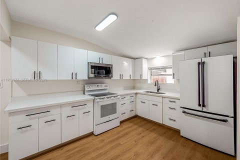 House in Hollywood, Florida 4 bedrooms, 121.7 sq.m. № 2011032 - photo 7