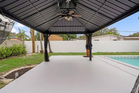 House in Hollywood, Florida 4 bedrooms, 121.7 sq.m. № 2011032 - photo 18