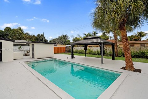 House in Hollywood, Florida 4 bedrooms, 121.7 sq.m. № 2011032 - photo 2