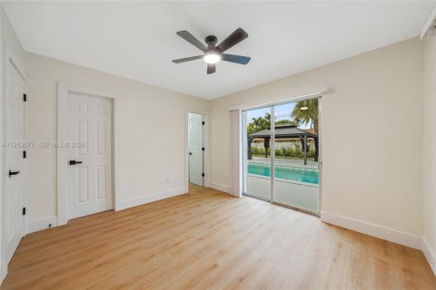 House in Hollywood, Florida 4 bedrooms, 121.7 sq.m. № 2011032 - photo 9