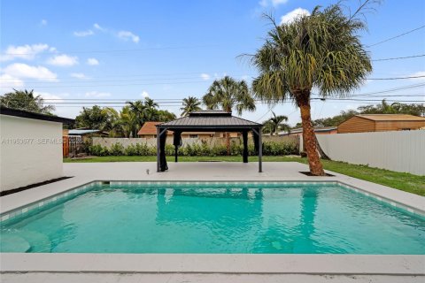 House in Hollywood, Florida 4 bedrooms, 121.7 sq.m. № 2011032 - photo 17