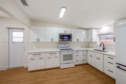 House in Hollywood, Florida 4 bedrooms, 121.7 sq.m. № 2011032 - photo 30