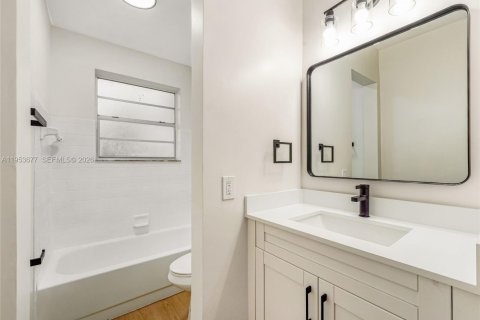 House in Hollywood, Florida 4 bedrooms, 121.7 sq.m. № 2011032 - photo 12