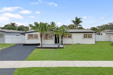 House in Hollywood, Florida 4 bedrooms, 121.7 sq.m. № 2011032 - photo 27