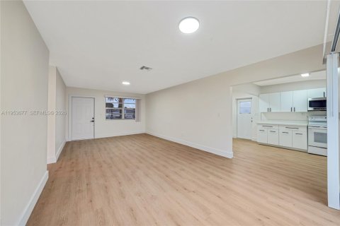 House in Hollywood, Florida 4 bedrooms, 121.7 sq.m. № 2011032 - photo 5