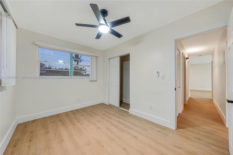 House in Hollywood, Florida 4 bedrooms, 121.7 sq.m. № 2011032 - photo 11