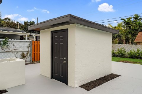 House in Hollywood, Florida 4 bedrooms, 121.7 sq.m. № 2011032 - photo 19