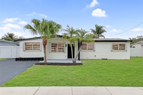 House in Hollywood, Florida 4 bedrooms, 121.7 sq.m. № 2011032 - photo 1