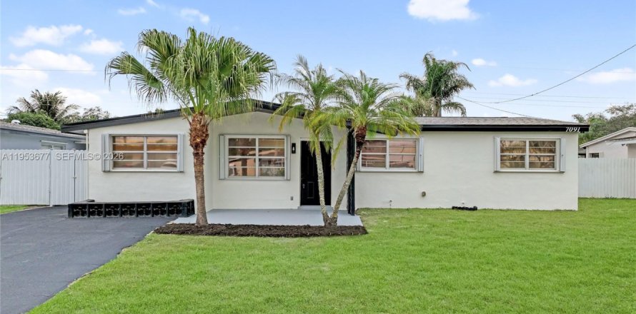 House in Hollywood, Florida 4 bedrooms, 121.7 sq.m. № 2011032