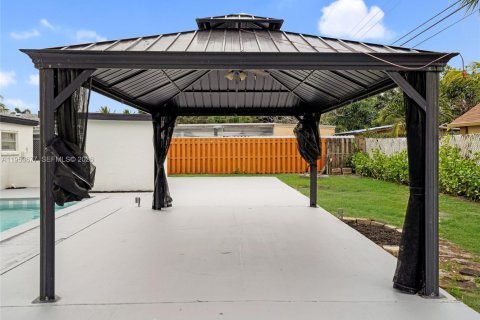 House in Hollywood, Florida 4 bedrooms, 121.7 sq.m. № 2011032 - photo 22