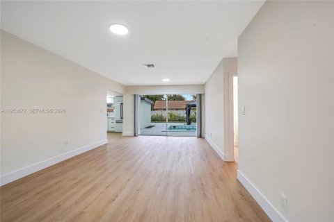 House in Hollywood, Florida 4 bedrooms, 121.7 sq.m. № 2011032 - photo 4