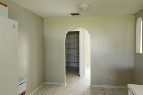 Villa ou maison à louer à Port St. Lucie, Floride: 3 chambres, 186.92 m2 № 2439179 - photo 10