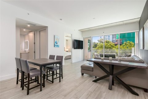 Condo in Sarasota, Florida, 2 bedrooms № 2198238 - photo 2