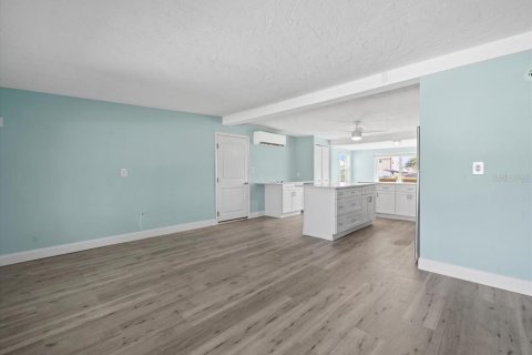 House in Hudson, Florida 2 bedrooms, 101.08 sq.m. № 1806960 - photo 7