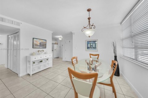 Copropriété à vendre à Miami Beach, Floride: 2 chambres, 102.19 m2 № 2352815 - photo 8
